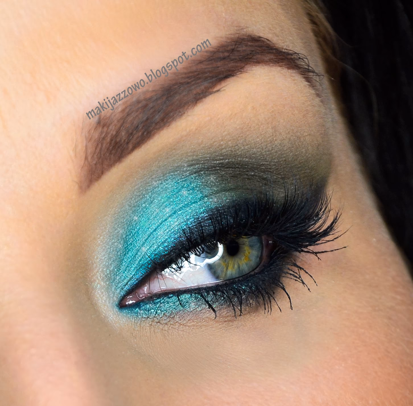 Czy kolor zielony podkreśla niebieskie oczy?