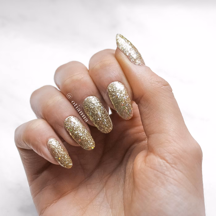 Jak łączyć czerwone paznokcie z dodatkiem złota?